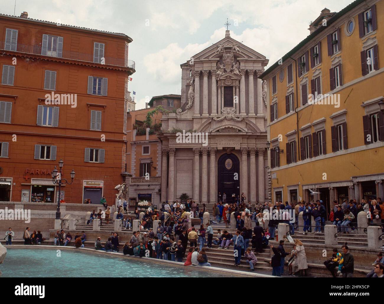FACHADA PRINCIPAL EN LA PLAZA FONTANA DE TREVIBARROCO FOTO AÑOS 90