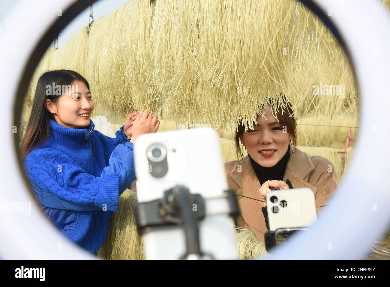 Donghai, Donghai, China. 17th Jan, 2022. On January 17, 2022, ''Internet celebrities'' in Donghai County, Lianyungang City, Jiangsu Province were carrying goods live for members of sister Ma cooperative in Xizhu fan, the old revolutionary base at the junction of Jiangsu and Shandong, and selling fans online. As the new year approaches, more than 2000 ''wanghong'' anchors in Donghai County, Lianyungang City, Jiangsu Province are active in the cooperative's planting, breeding and processing base, helping members promote and sell ''mountain products'', ''local products'' and high-quality and ch Stock Photo