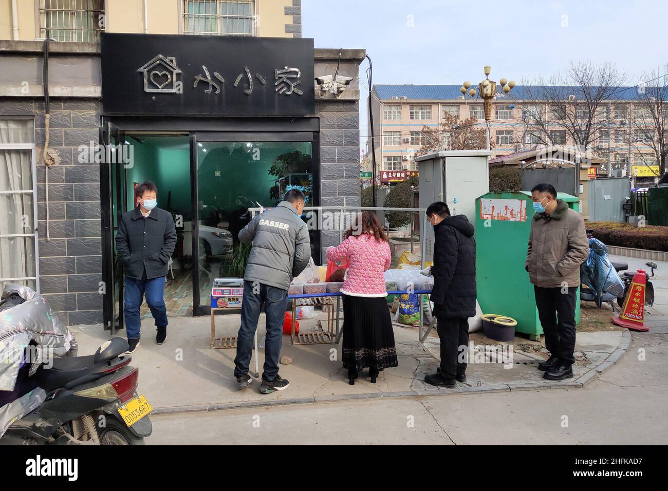 ANYANG, CHINA - JANUARY 16, 2022 - Residents buy daily necessities at a residential community in Anyang, Central China's Henan Province, Jan 16, 2022. Stock Photo