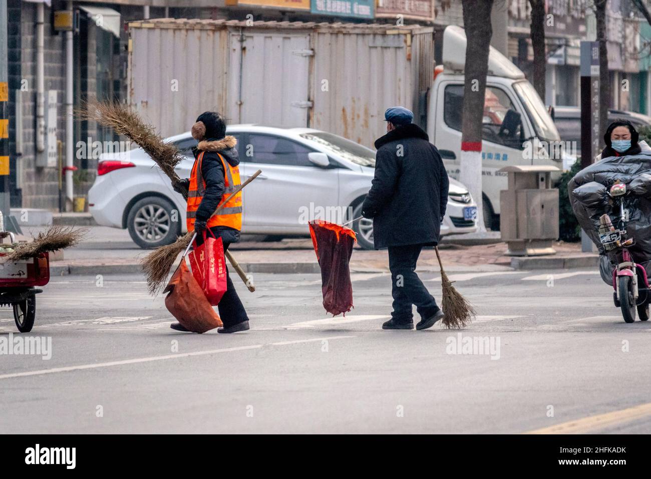 ANYANG, CHINA - JANUARY 16, 2022 - Residents carry daily necessities at a residential community in Anyang city, Central China's Henan Province, Jan. 1 Stock Photo