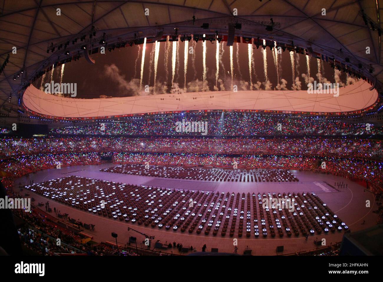 opening ceremony    Eršffnungsfeier im Olympiastadion  Olympische Sommerspiele 2008 in Peking olympic summer games in Beijing 2008  Stadium of the opening ceremony of the winter olympic games 2022  Nationalstadium  © diebilderwelt / Alamy Stock Stock Photo