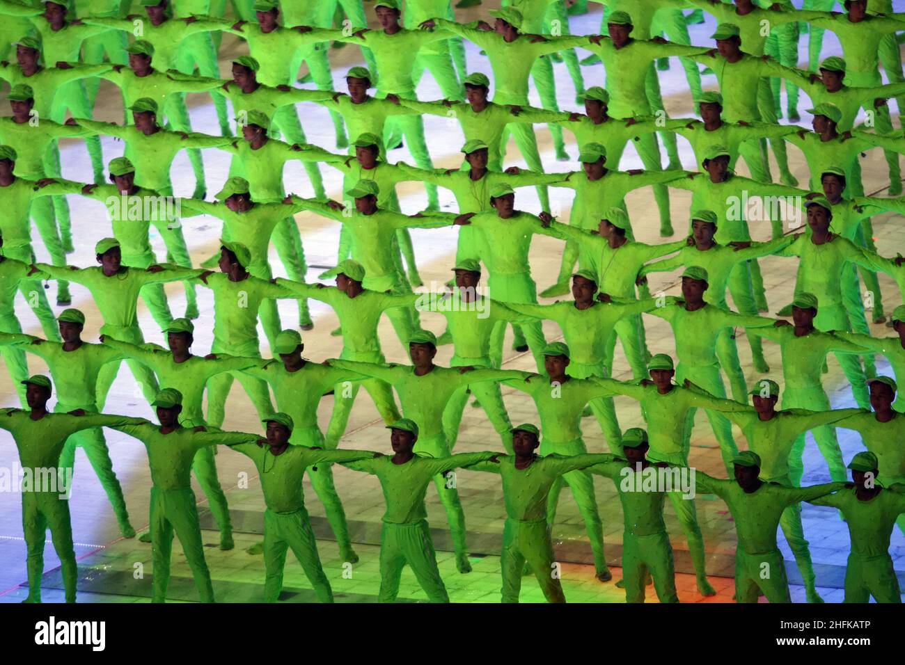 opening ceremony    Eršffnungsfeier im Olympiastadion  Olympische Sommerspiele 2008 in Peking olympic summer games in Beijing 2008  Stadium of the opening ceremony of the winter olympic games 2022  Nationalstadium  © diebilderwelt / Alamy Stock Stock Photo