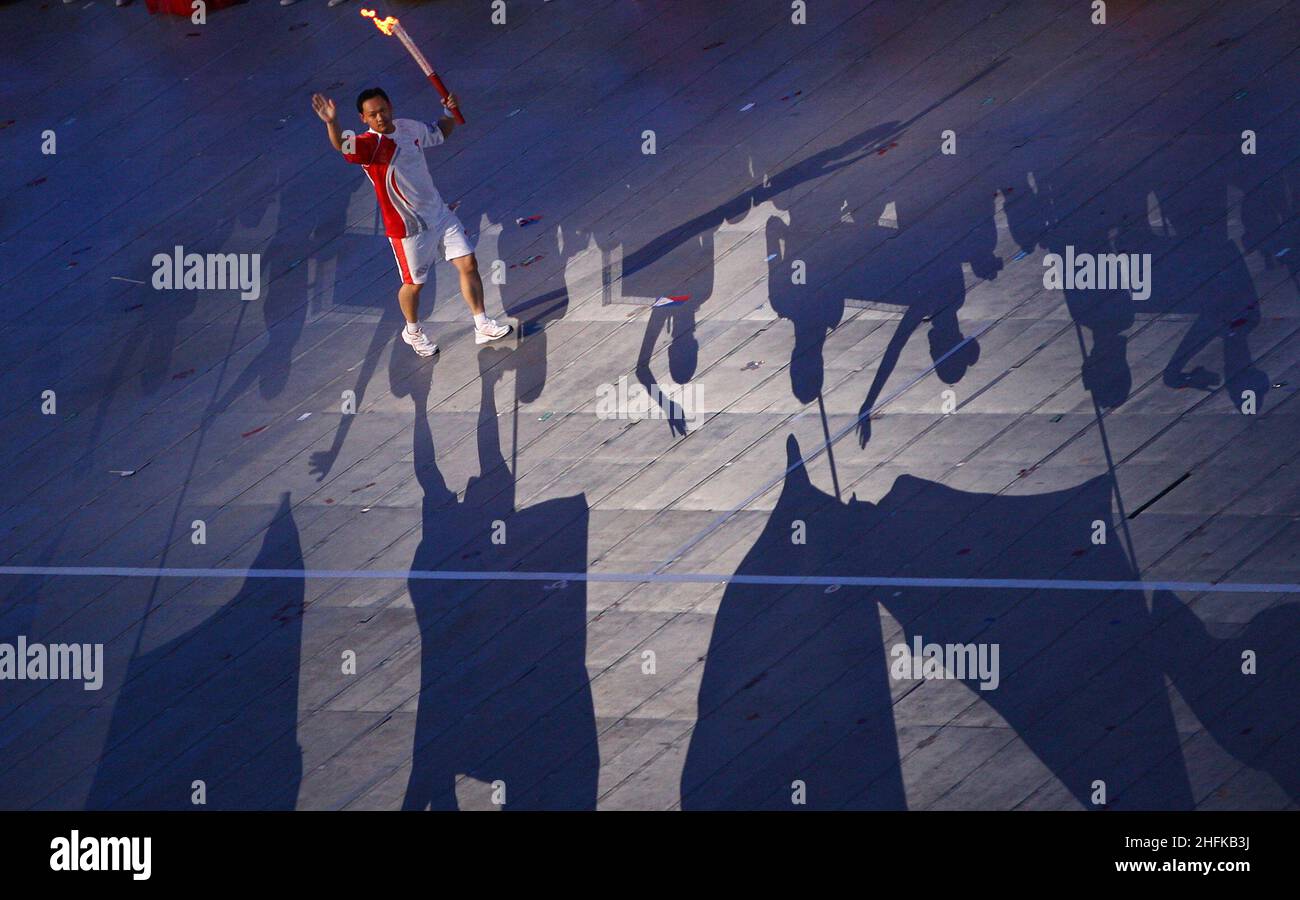 Eršffnungsfeier im Olympiastadion olympisches Feuer Olympische