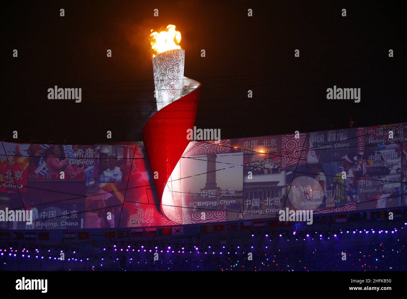 Eršffnungsfeier im Olympiastadion olympisches Feuer Olympische