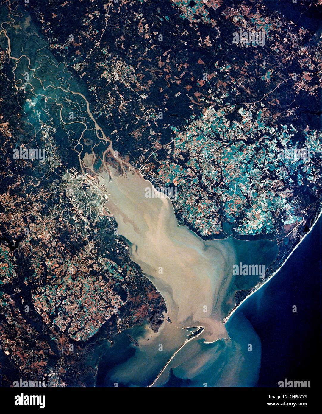 (February 1974) --- A near vertical view of the Mobile Bay, Alabama area is seen in this Skylab 4 Earth Resources Experiments Package S190-B (five-inch earth terrain camera) photograph taken from the Skylab space station in Earth orbit. North of Mobile the Tombigbee and Alabama Rivers join to form the Mobile River. Detailed configuration of the individual stream channels and boundaries can be defined as the Mobile River flows into Mobile Bay, and thence into the Gulf of Mexico. The Mobile River Valley with its numerous stream channels is a distinct light shade in contrast to the dark green sha Stock Photo