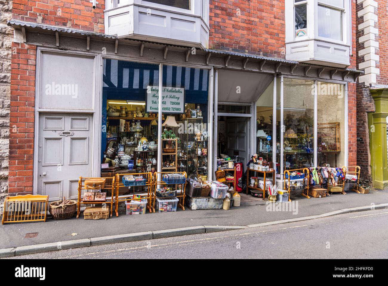 Second hand antique and collectibles shop in Much Wenlock, Shropshire, England Stock Photo