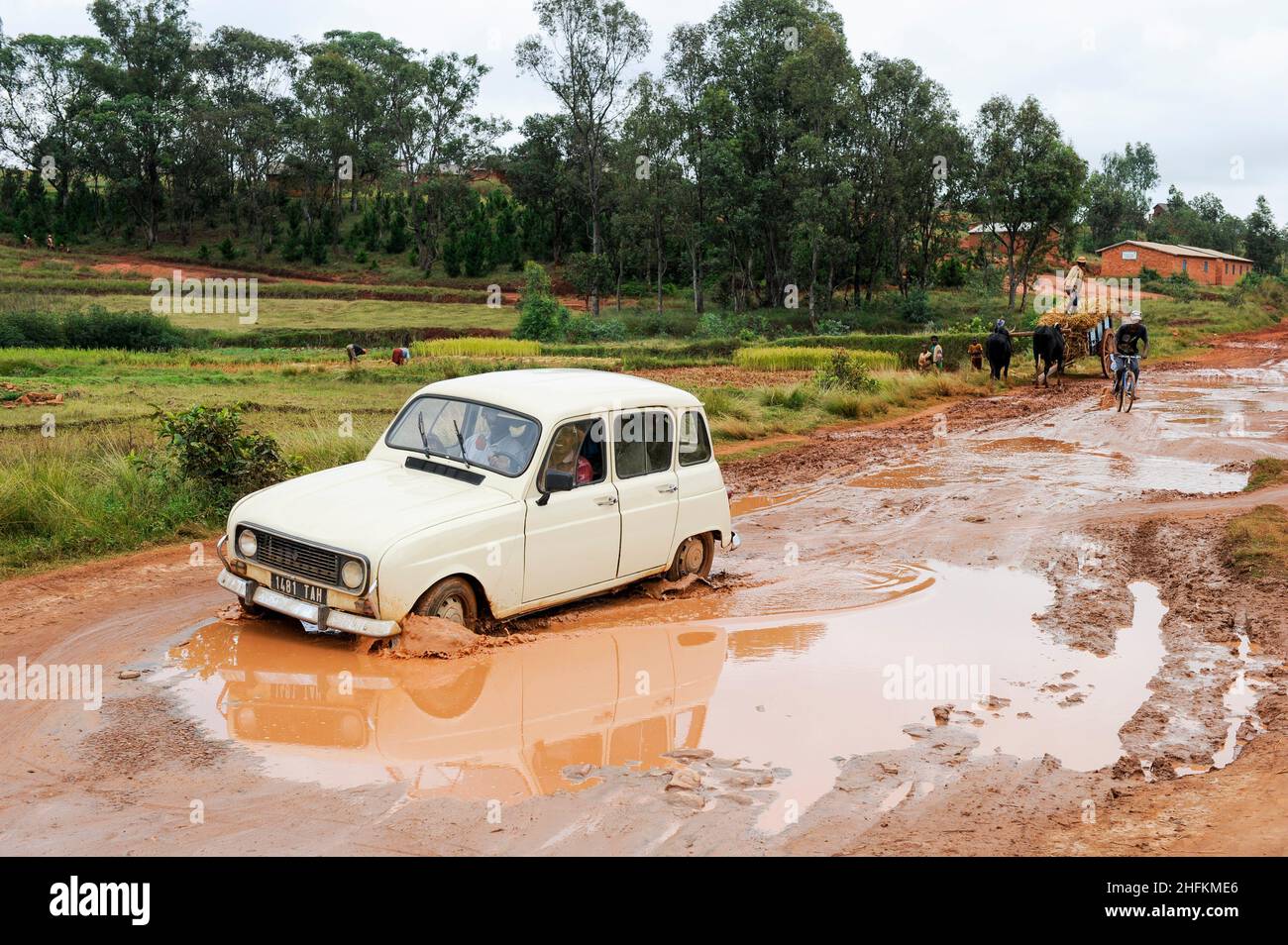 MADAGASCAR, Morarano, raining season, old french car Renault R3 in village / MADAGASKAR, alter Renault R3 auf überschwemmter Landstraße durch starke Regenfälle Stock Photo