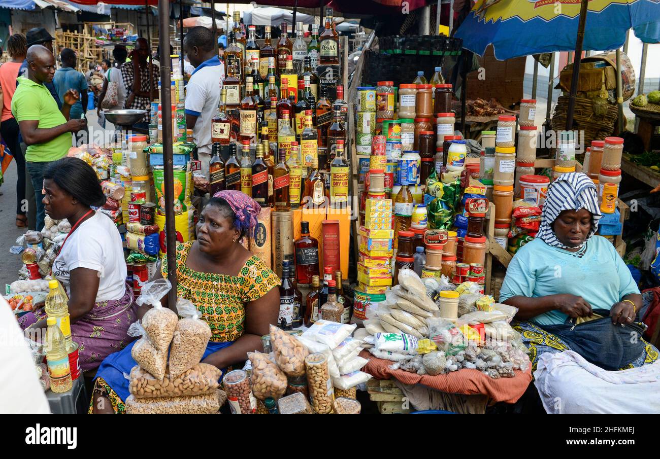 TOGO, Lome, Grande Marche, Grand market, dealer sell imported foreign liquors like Johnny Walker Whiskey of Diageo Group UK / Grosser Markt, Markthändler verkaufen Spirituosen wie u.a. Brandy, Gin, Whisky Johnny Walker Black Label u. Red Label des internationalen Getränkekonzern Diageo Stock Photo