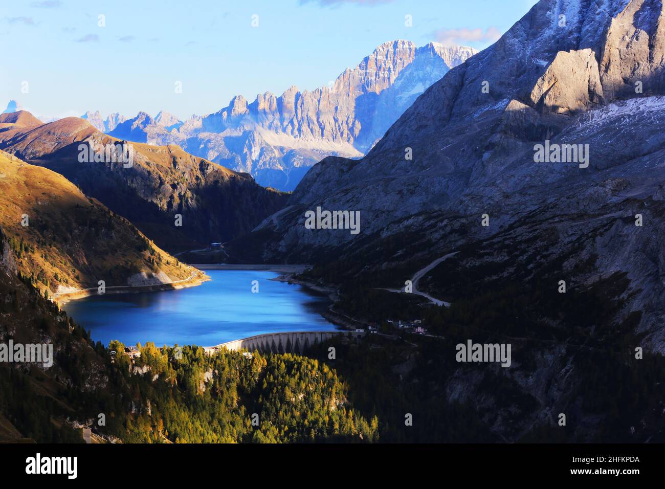 Südtirol Marmolata, Marmolada, Dolomiten, Panorama mit atemberaubender Wolkenstimmung und Fedaia Stausee  in den Dolomiten in Italien Stock Photo