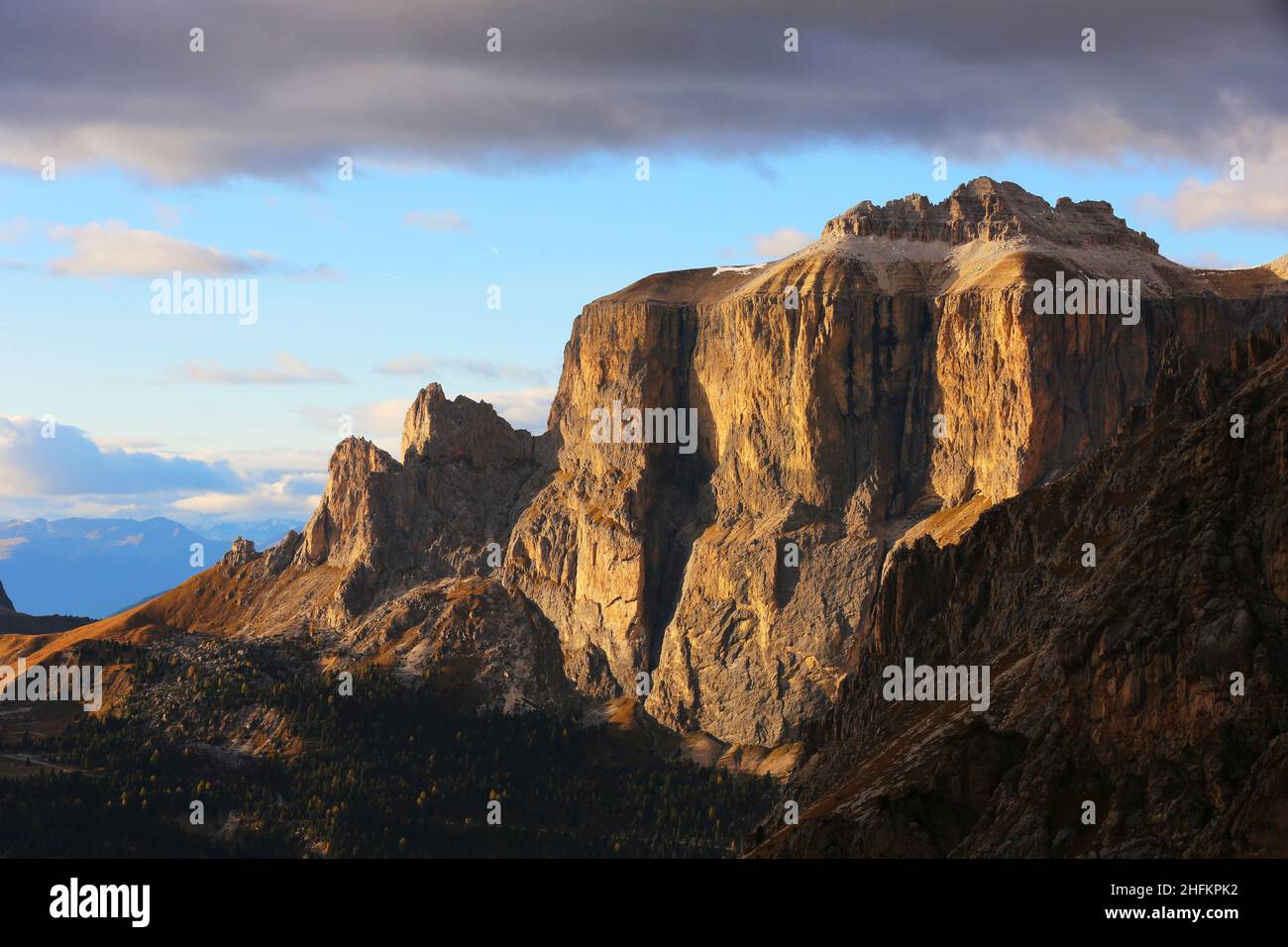 'Südtirol, Alpen, Dolomiten,  Wilde, Rauhe  Felsen des Sella Massiv bei Wolkenstein gegenüber Langkofel in Südtirol in den Dolomiten Italien Stock Photo