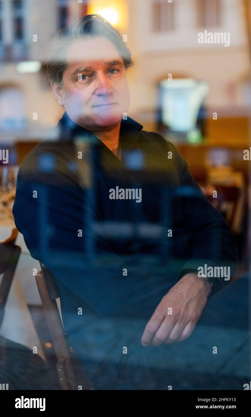 Berlin, Germany. 14th Jan, 2022. Jakob Augstein, publisher, journalist and author, sits in a Berlin restaurant. Augstein's first novel 'Strömung' will be published by Aufbau Verlag on January 17, 2022. Credit: Monika Skolimowska/dpa-Zentralbild/dpa/Alamy Live News Stock Photo