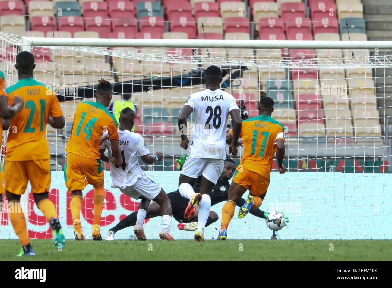 Douala, CAMEROON - JANUARY 16: goalkeeper Badra Ali Sangare, Serge Aurier of Ivory Coast in action during the Africa Cup of Nations group E match between Ivory Coast and Sierra Leone at Stade de Japoma on January 16 2022 in Douala, Cameroon. (Photo by SF) Credit: Sebo47/Alamy Live News Stock Photo