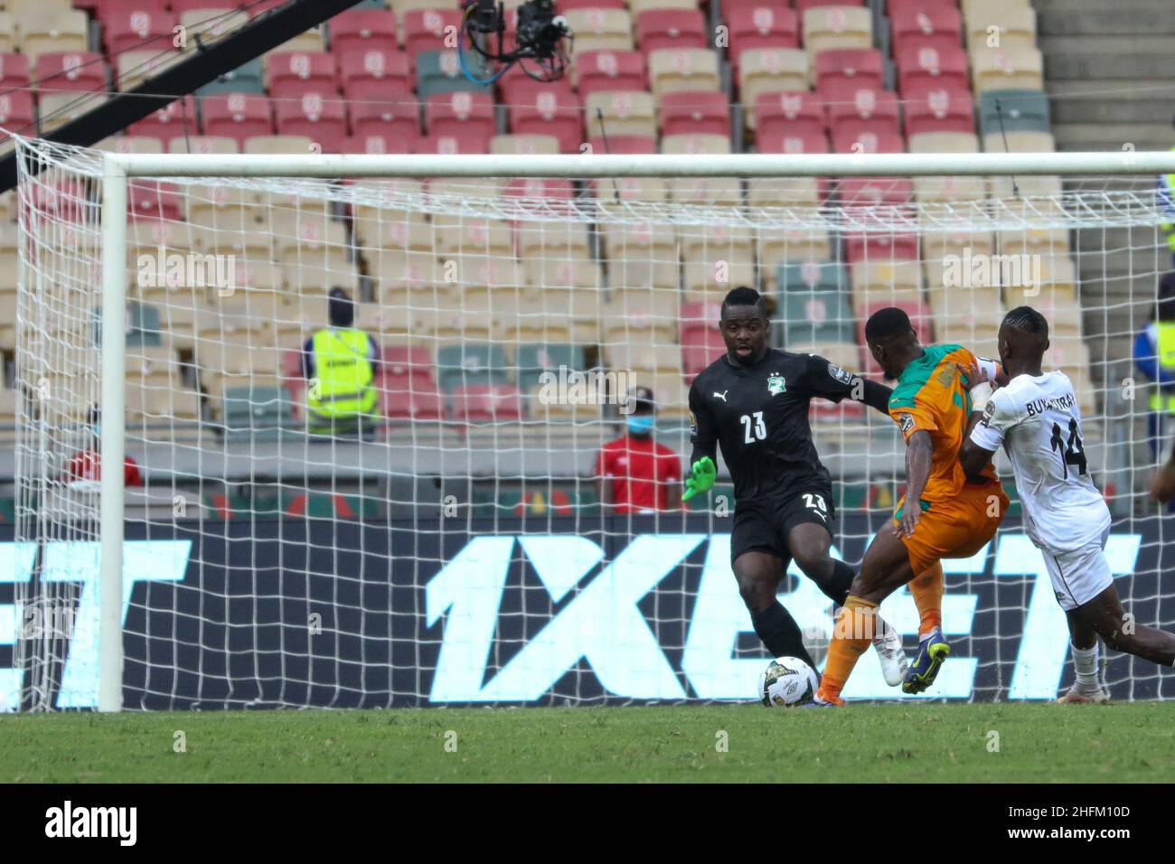 Douala, CAMEROON - JANUARY 16: goalkeeper Badra Ali Sangare, Serge Aurier of Ivory Coast in action during the Africa Cup of Nations group E match between Ivory Coast and Sierra Leone at Stade de Japoma on January 16 2022 in Douala, Cameroon. (Photo by SF) Credit: Sebo47/Alamy Live News Stock Photo