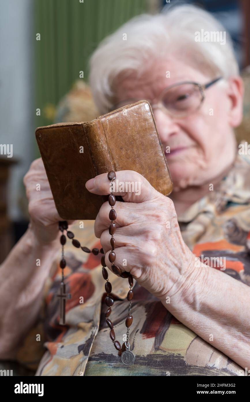 Old woman hand prayer beads hi-res stock photography and images - Alamy