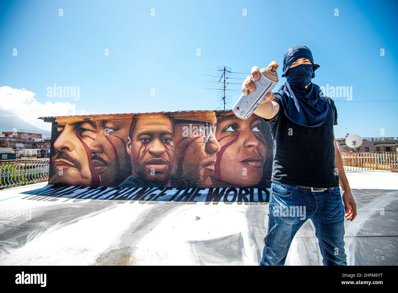 Alessandro Pone - Lapresse Napoli 06 giugno 2020 Cronaca Napoli, quartiere Barra, un murale con 5 volti: Lenin, Martin Luther King, Floyd, Malcom X e Angela Davis. Lo street artist italo olandese Jorit per la prima volta ritrae 5 personaggi in un'unica opera, realizzata su un edficio del rione Bisignano per rendere omaggio a George Floyd ucciso dalla polizia a Minneapolis. Alessandro Pone - Lapresse Naples 06 june 2020 news Naples, Barra district, a mural with 5 faces: Lenin, Martin Luther King, Floyd, Malcom X and Angela Davis. The Italian Dutch street artist Jorit for the first time portray Stock Photo