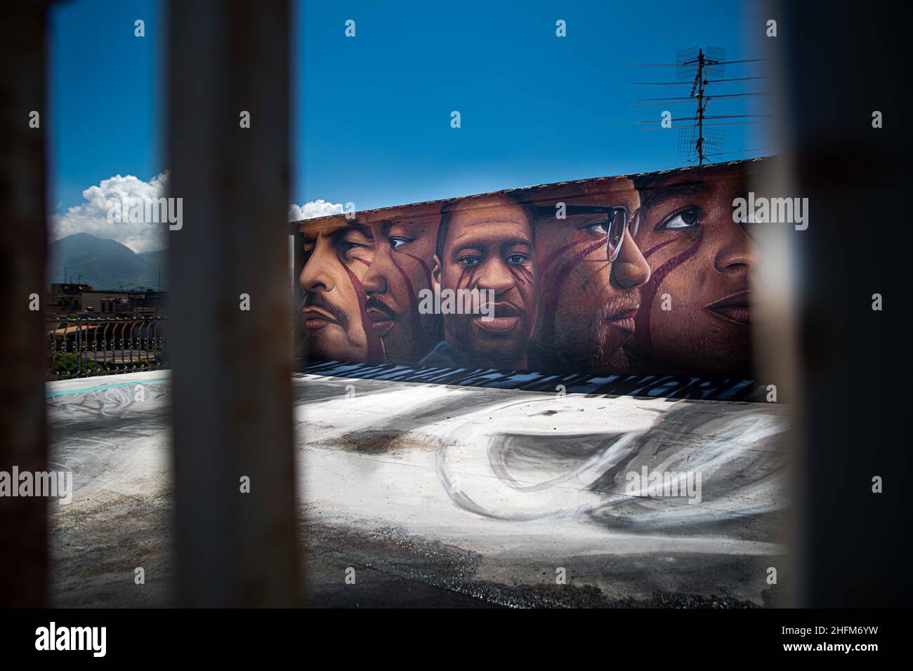 Alessandro Pone - Lapresse Napoli 06 giugno 2020 Cronaca Napoli, quartiere Barra, un murale con 5 volti: Lenin, Martin Luther King, Floyd, Malcom X e Angela Davis. Lo street artist italo olandese Jorit per la prima volta ritrae 5 personaggi in un'unica opera, realizzata su un edficio del rione Bisignano per rendere omaggio a George Floyd ucciso dalla polizia a Minneapolis. Alessandro Pone - Lapresse Naples 06 june 2020 news Naples, Barra district, a mural with 5 faces: Lenin, Martin Luther King, Floyd, Malcom X and Angela Davis. The Italian Dutch street artist Jorit for the first time portray Stock Photo