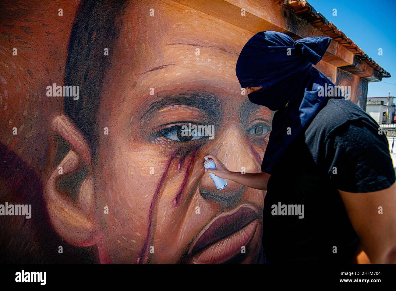 Alessandro Pone - Lapresse Napoli 06 giugno 2020 Cronaca Napoli, quartiere Barra, un murale con 5 volti: Lenin, Martin Luther King, Floyd, Malcom X e Angela Davis. Lo street artist italo olandese Jorit per la prima volta ritrae 5 personaggi in un'unica opera, realizzata su un edficio del rione Bisignano per rendere omaggio a George Floyd ucciso dalla polizia a Minneapolis. Alessandro Pone - Lapresse Naples 06 june 2020 news Naples, Barra district, a mural with 5 faces: Lenin, Martin Luther King, Floyd, Malcom X and Angela Davis. The Italian Dutch street artist Jorit for the first time portray Stock Photo