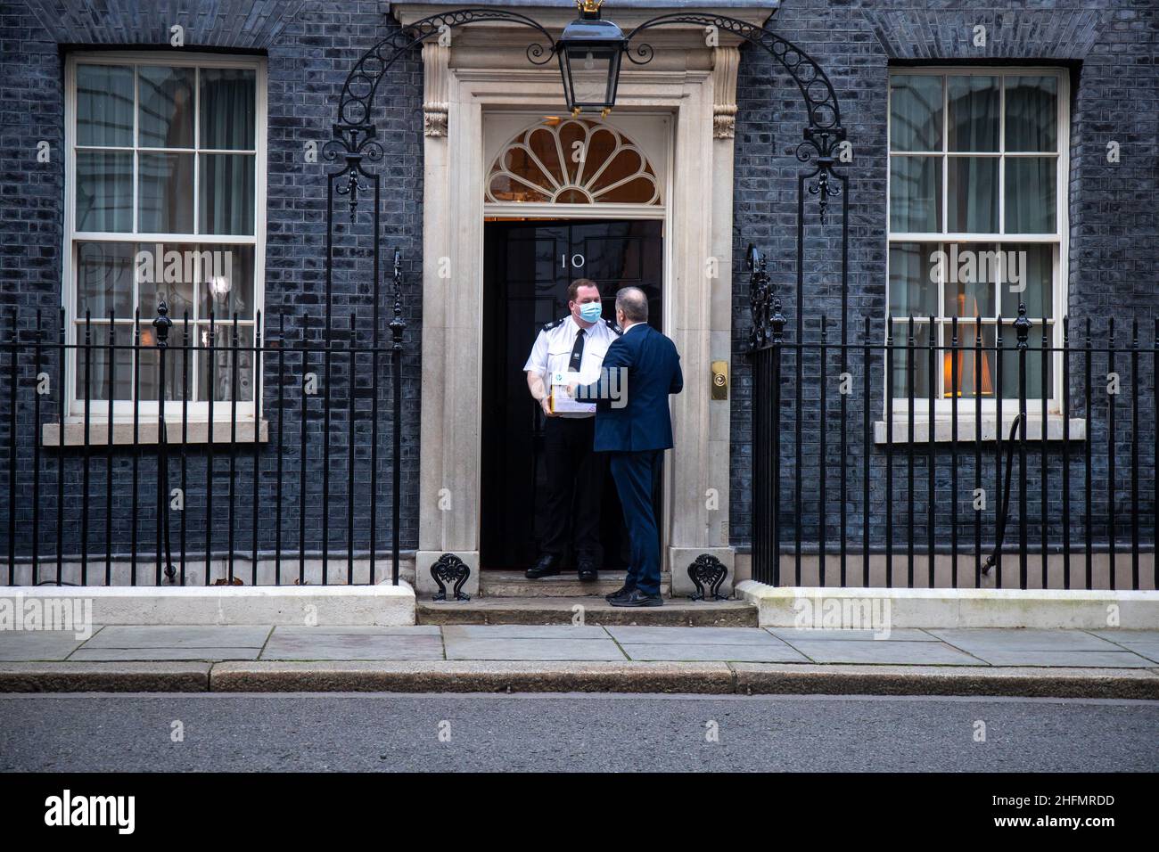 LONDON, UK 17th January 2022. Petition with 360,000 signatures against vaccine passports handed into 10 Downing Street by MP Steve Baker, TV presenter Tonia Buxton, Dr Ahmed Malik, Politican Adam Brooks, Broadcaster Richard Taylor, Signatory Dinah Glover and Together Declaration Co-founder Alan Miller Stock Photo