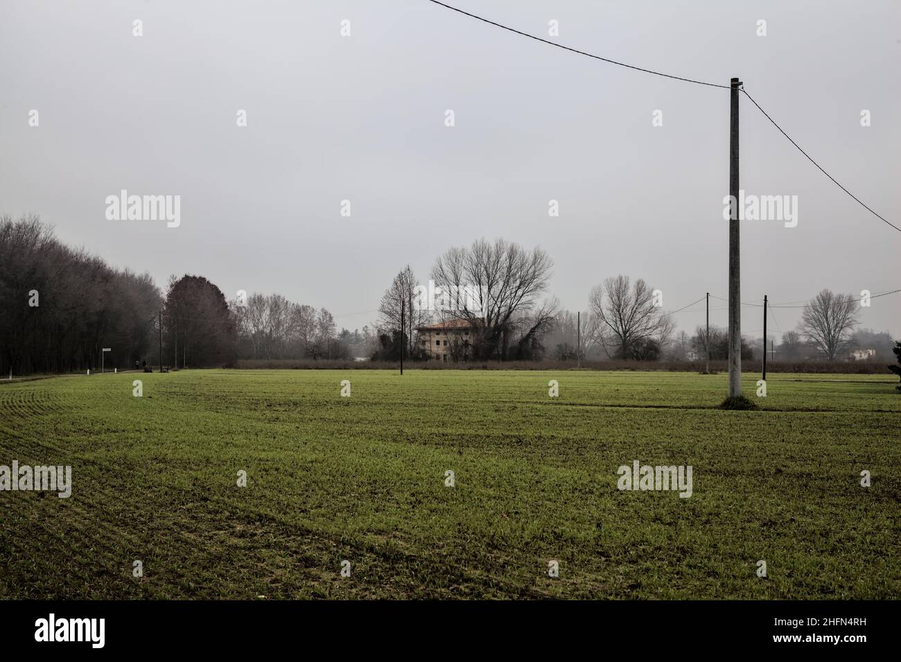 Country house in the middle of a field on a cloudy day in winter Stock ...