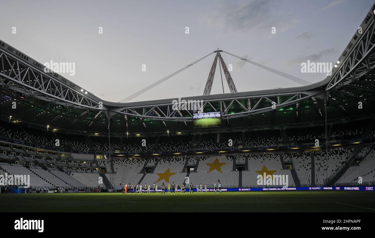LaPresse - Marco Alpozzi August 07, 2020 Turin, Italy sport soccer Juventus Fc vs Olympique Lyonnais - Uefa Champions League 2019 2020 - Round of 16 - Leg 2 of 2 In the pic: Players observe a moment of silence in memory of all victims of COVID-19 Stock Photo