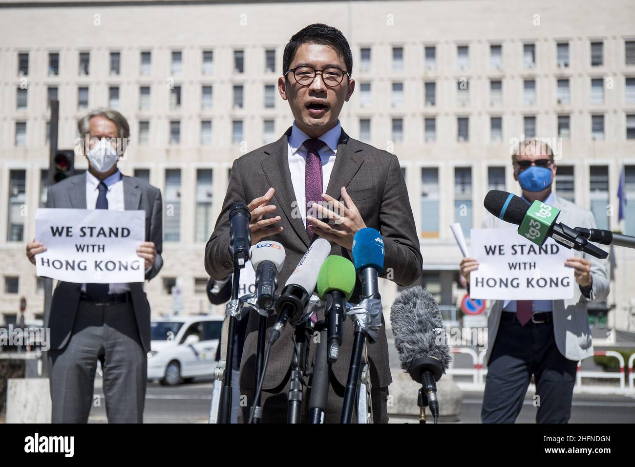 Roberto Monaldo / LaPresse 25-08-2020 Rome (Italy) Hong Kong democracy activist Nathan Law visits Rome In the pic Nathan Law in front of the Foreign ministry whit Giulio Terzi, Lucio Malan, Federico Mollicone, Laura Hart Stock Photo