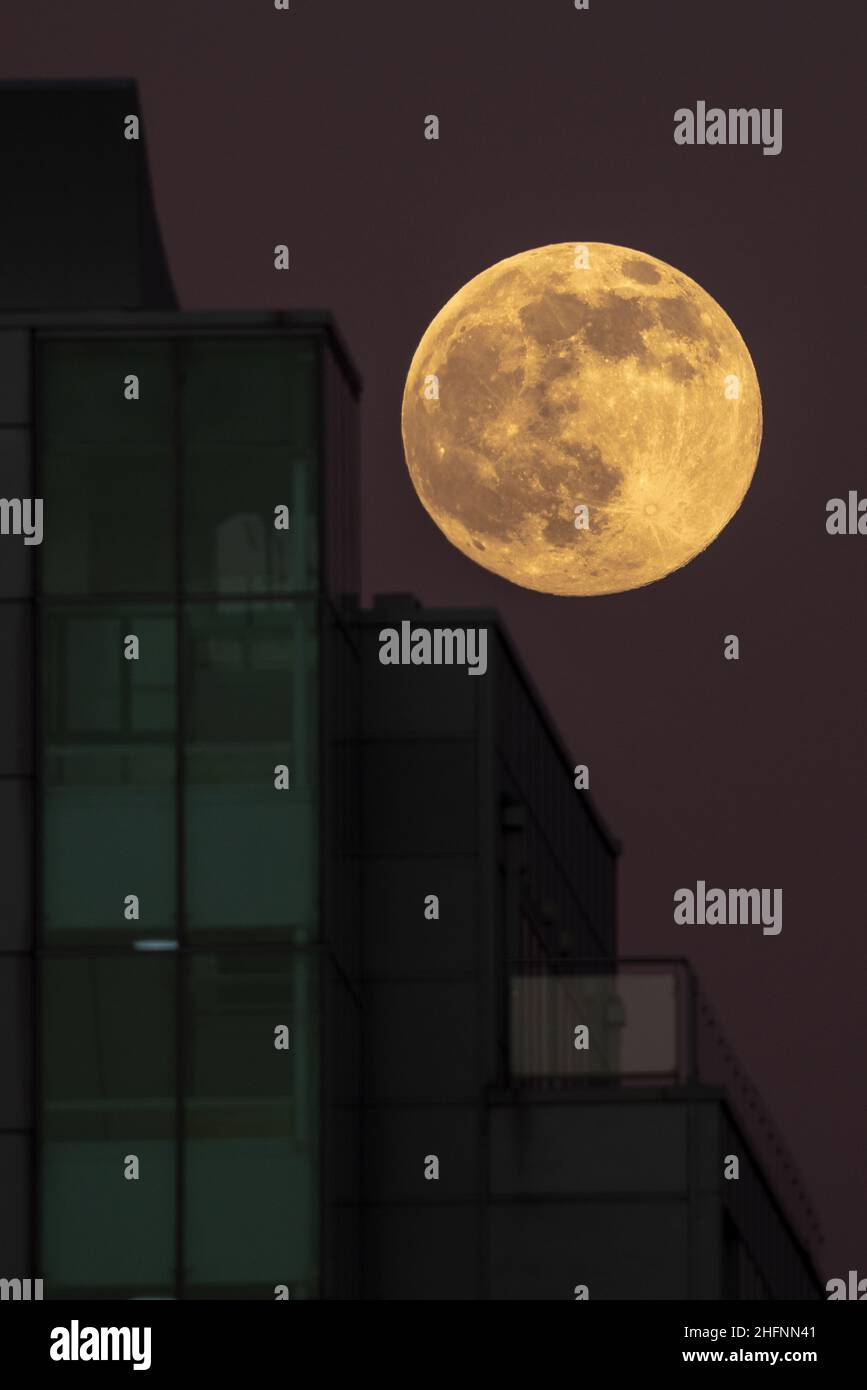 London, UK. 17th Jan, 2022. UK Weather: Wolf Moon rises over east London. A 99.9% full moon over east London apartments. Credit: Guy Corbishley/Alamy Live News Stock Photo