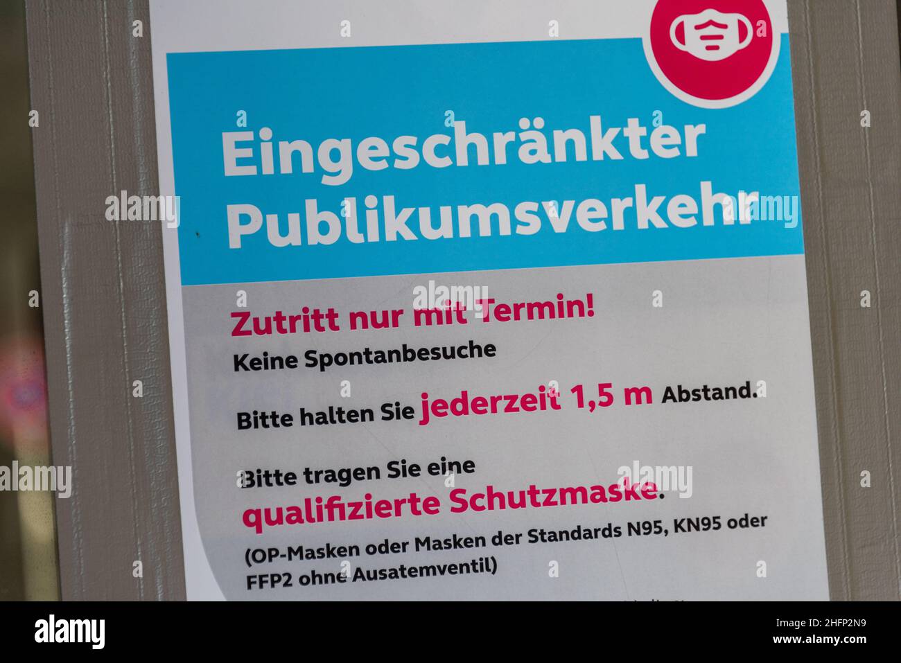 Innenstadt der Landeshauptstadt Kiel, Schilder in der Innestadt mit den neuesten Corona-Regeln Stock Photo