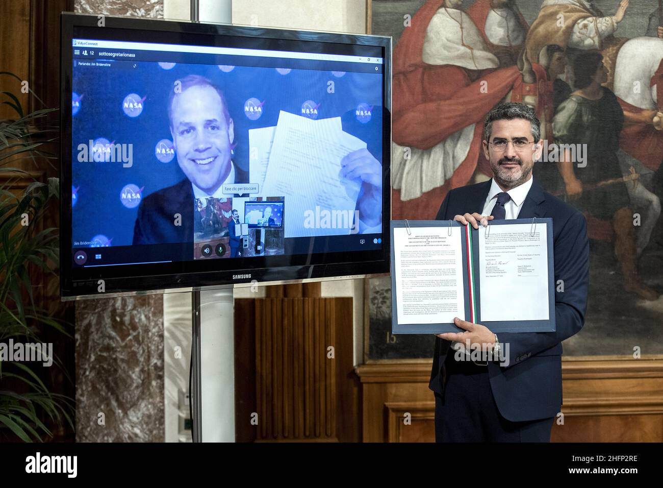 Roberto Monaldo / LaPresse 25-09-2020 Rome (Italy) Chigi palace - Signing of the cooperation agreement with the United States on space activities In the pic Jim Bridenstine (Nasa), Riccardo Fraccaro Stock Photo