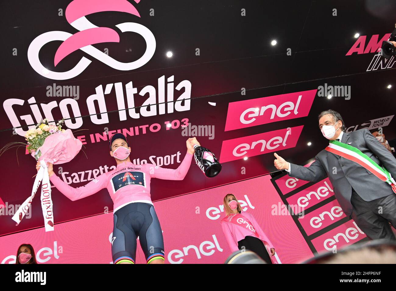 Maglia rosa hi-res stock photography and images - Alamy