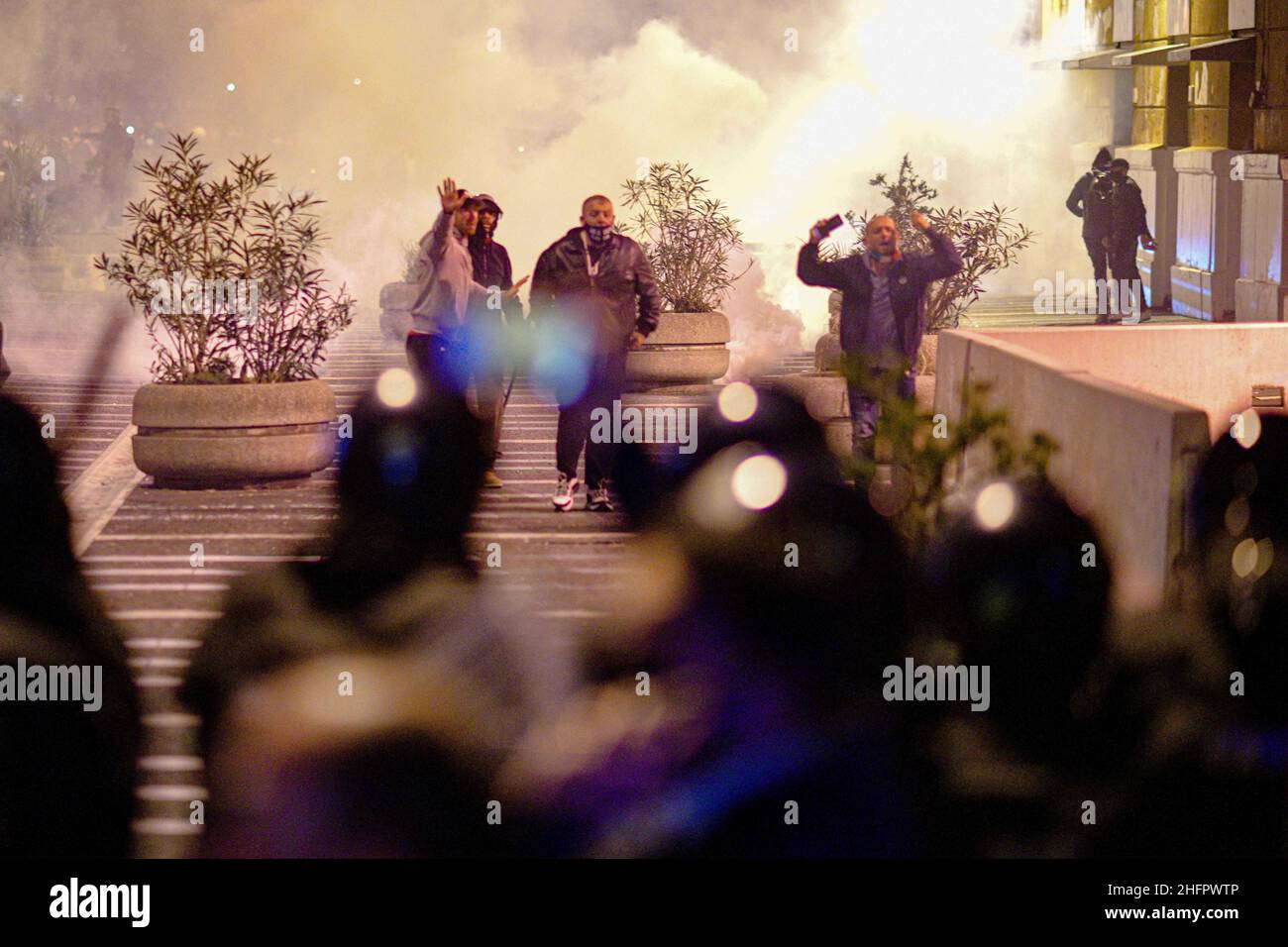 Alessandro Pone - Lapresse Napoli 23 ottobre 2020 Cronaca Covid 19, coprifuoco dalle 23 alle 5 del mattino in Campania. I cittadini scendono in strada per protestare, scontri con la polizia davanti agli uffici della regione Campania. Alessandro Pone - Lapresse Naples 23 october 2020 news Covid 19, curfew from 11pm to 5am in Campania. Citizens take to the streets to protest, clashes with the police in front of the offices of the Campania region. Stock Photo