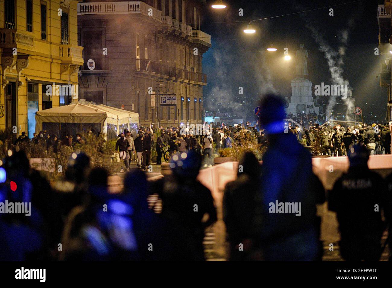 Alessandro Pone - Lapresse Napoli 23 ottobre 2020 Cronaca Covid 19, coprifuoco dalle 23 alle 5 del mattino in Campania. I cittadini scendono in strada per protestare, scontri con la polizia davanti agli uffici della regione Campania. Alessandro Pone - Lapresse Naples 23 october 2020 news Covid 19, curfew from 11pm to 5am in Campania. Citizens take to the streets to protest, clashes with the police in front of the offices of the Campania region. Stock Photo