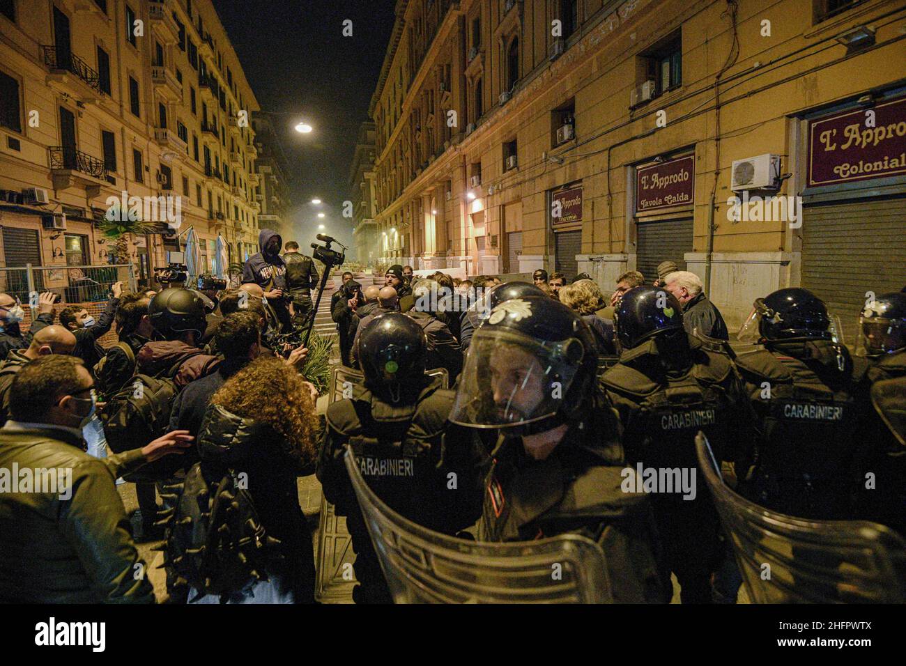 Alessandro Pone - Lapresse Napoli 23 ottobre 2020 Cronaca Covid 19, coprifuoco dalle 23 alle 5 del mattino in Campania. I cittadini scendono in strada per protestare, scontri con la polizia davanti agli uffici della regione Campania. Alessandro Pone - Lapresse Naples 23 october 2020 news Covid 19, curfew from 11pm to 5am in Campania. Citizens take to the streets to protest, clashes with the police in front of the offices of the Campania region. Stock Photo