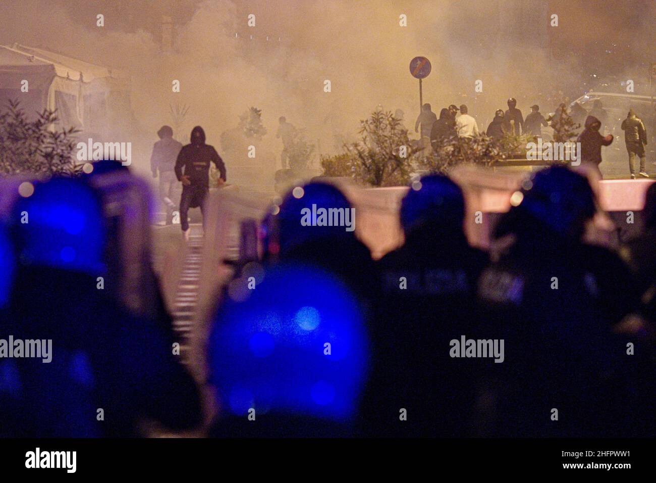 Alessandro Pone - Lapresse Napoli 23 ottobre 2020 Cronaca Covid 19, coprifuoco dalle 23 alle 5 del mattino in Campania. I cittadini scendono in strada per protestare, scontri con la polizia davanti agli uffici della regione Campania. Alessandro Pone - Lapresse Naples 23 october 2020 news Covid 19, curfew from 11pm to 5am in Campania. Citizens take to the streets to protest, clashes with the police in front of the offices of the Campania region. Stock Photo