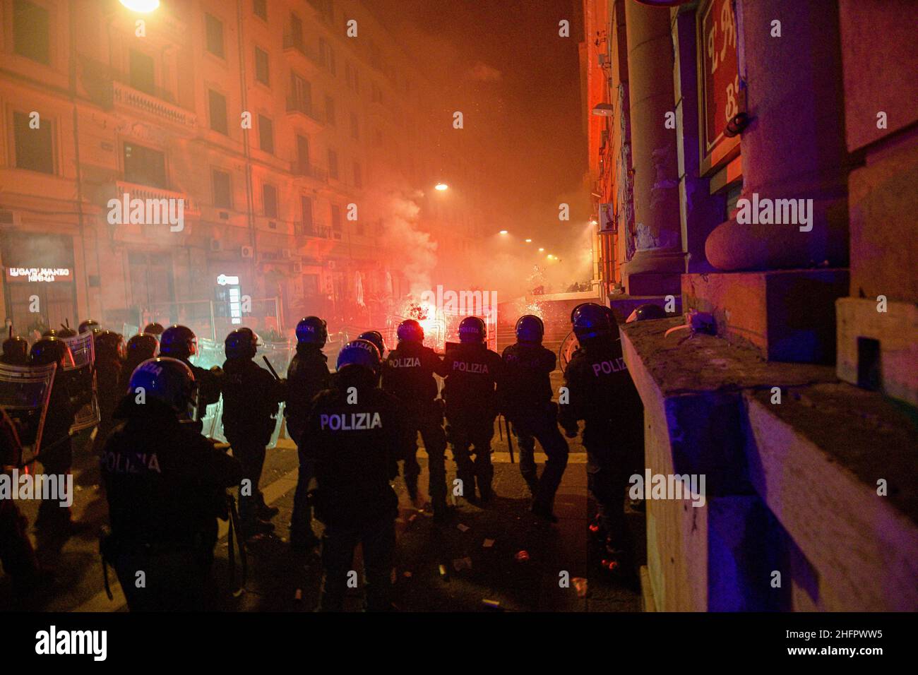 Alessandro Pone - Lapresse Napoli 23 ottobre 2020 Cronaca Covid 19, coprifuoco dalle 23 alle 5 del mattino in Campania. I cittadini scendono in strada per protestare, scontri con la polizia davanti agli uffici della regione Campania. Alessandro Pone - Lapresse Naples 23 october 2020 news Covid 19, curfew from 11pm to 5am in Campania. Citizens take to the streets to protest, clashes with the police in front of the offices of the Campania region. Stock Photo