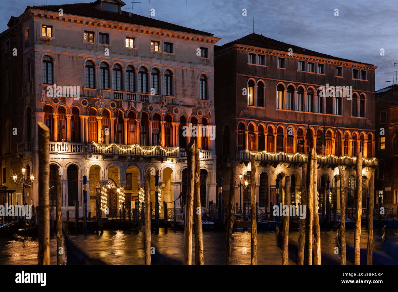 Foto Filippo Ciappi/LaPressecronaca20-11-2020 Venezia Facciate dei palazzi comunali, Ca'Loredan e Ca'Farsetti, illuminate di arancione, dal 20 al 30 novembre, per la Giornata Internazionale contro la violenza sulle donne, Venezia, Novembre 20, 2020 Nella foto la facciata dei palazzi Ca'Loredan e Ca'Farsetti illuminata di arancionePhoto Filippo Ciappi/LaPressenewsNovember 20, 2020 Venezia Facades of the municipal buildings, Ca'Loredan and Ca'Farsetti, illuminated in orange, from 20 to 30 November, for the International Day against violence against women, Venice Stock Photo