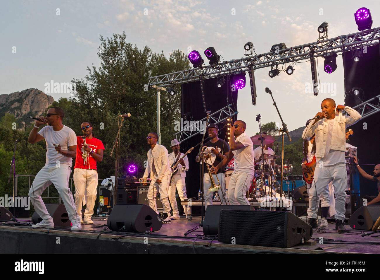 Music festival between cliffs and vineyards at the Domaine de l'Hortus. Hypnotic Brass Ensemble in concert. Valflaunes, Occitanie, France Stock Photo
