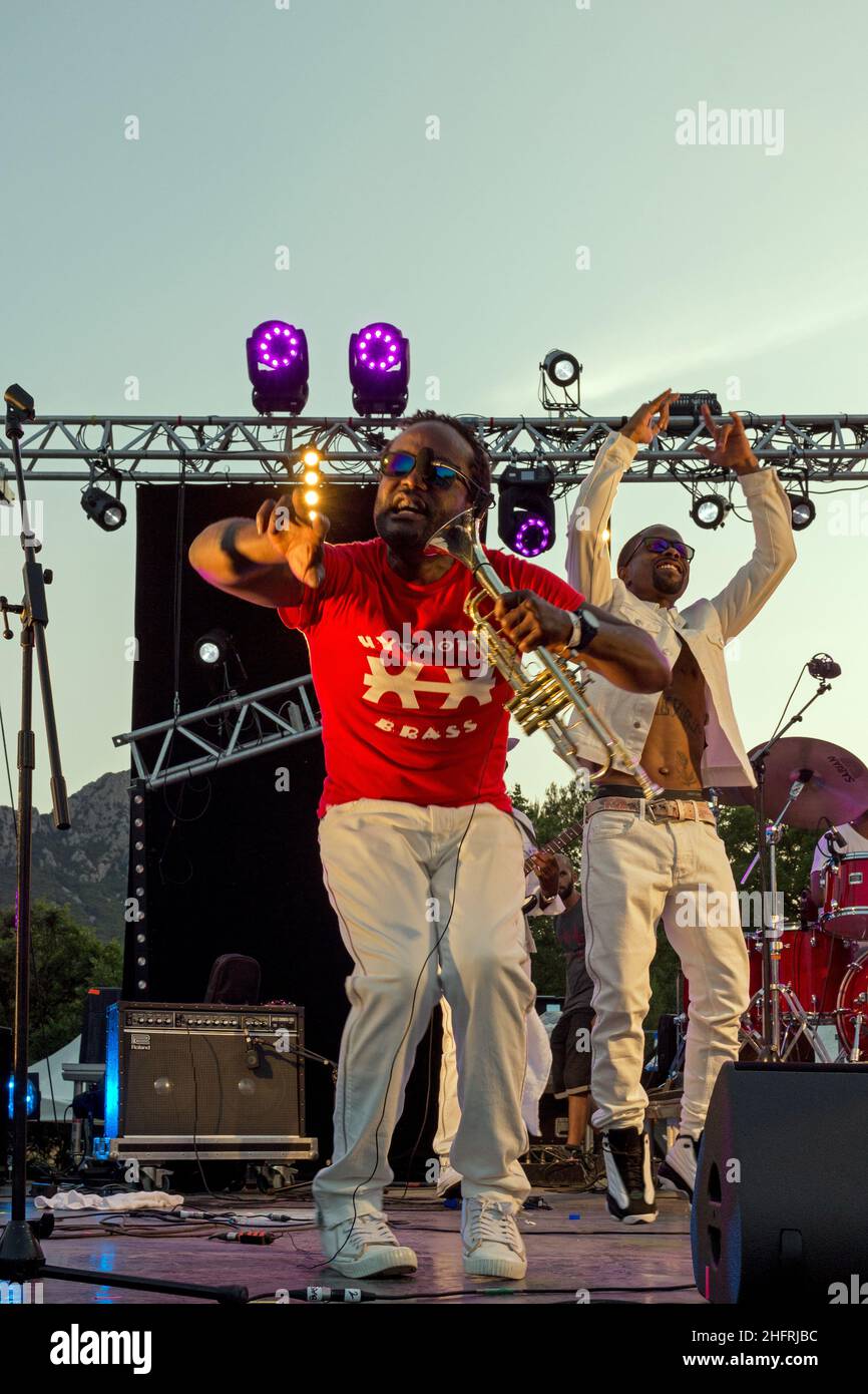 Music festival between cliffs and vineyards at the Domaine de l'Hortus. Hypnotic Brass Ensemble in concert. Valflaunes, Occitanie, France Stock Photo