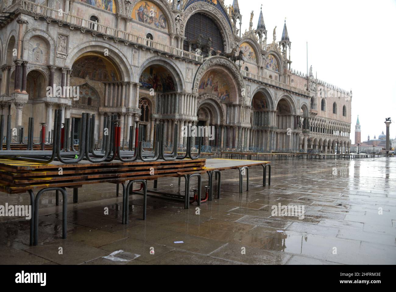 Foto LaPresse/Anteo Marinoni 02 dicembre 2020 Venezia, Italia cronaca Maltempo a Venezia, il Mose funziona e l&#x2019;acqua alta non invade la citt&#xe0;.Una perturbazione con pioggia e vento di bora si &#xe8; abbattura sulla laguna, portando il picco di marea a 130 cm sul medio mare: a difesa della citt&#xe0; &#xe8; entrato in funzione il sistema Mose.Nella foto: le passerelle per il transito pedonale posizionate in piazza San Marco, che &#xe8; rimasta per&#xf2; all&#x2019;asciutto.Photo LaPresse/Anteo Marinoni december 02, 2020 Venice, Italy News Bad weather Venice, the Mose stops the high w Stock Photo