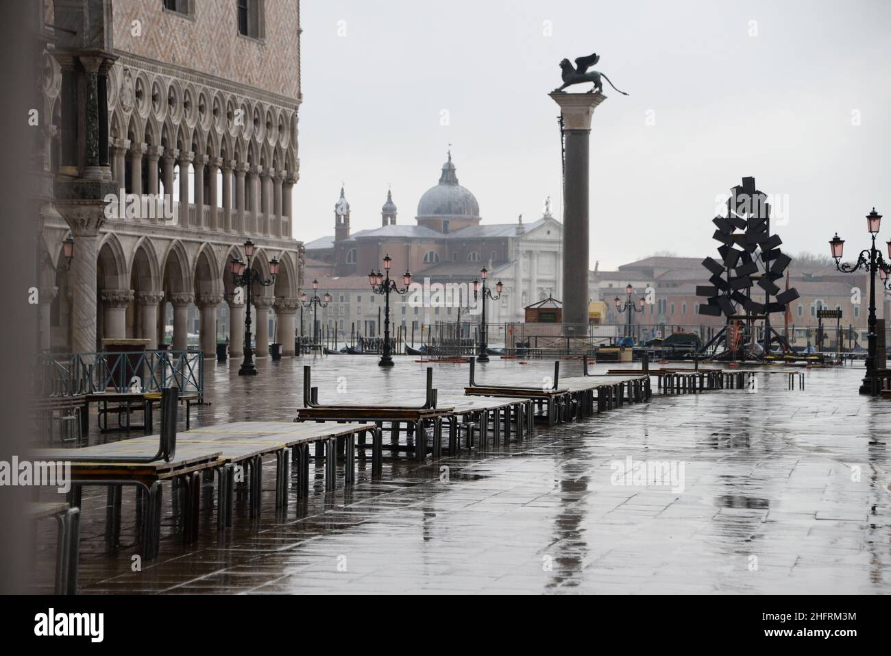 Foto LaPresse/Anteo Marinoni 02 dicembre 2020 Venezia, Italia cronaca Maltempo a Venezia, il Mose funziona e l&#x2019;acqua alta non invade la citt&#xe0;.Una perturbazione con pioggia e vento di bora si &#xe8; abbattura sulla laguna, portando il picco di marea a 130 cm sul medio mare: a difesa della citt&#xe0; &#xe8; entrato in funzione il sistema Mose.Nella foto: le passerelle per il transito pedonale posizionate in piazza San Marco, che &#xe8; rimasta per&#xf2; all&#x2019;asciutto.Photo LaPresse/Anteo Marinoni december 02, 2020 Venice, Italy News Bad weather Venice, the Mose stops the high w Stock Photo