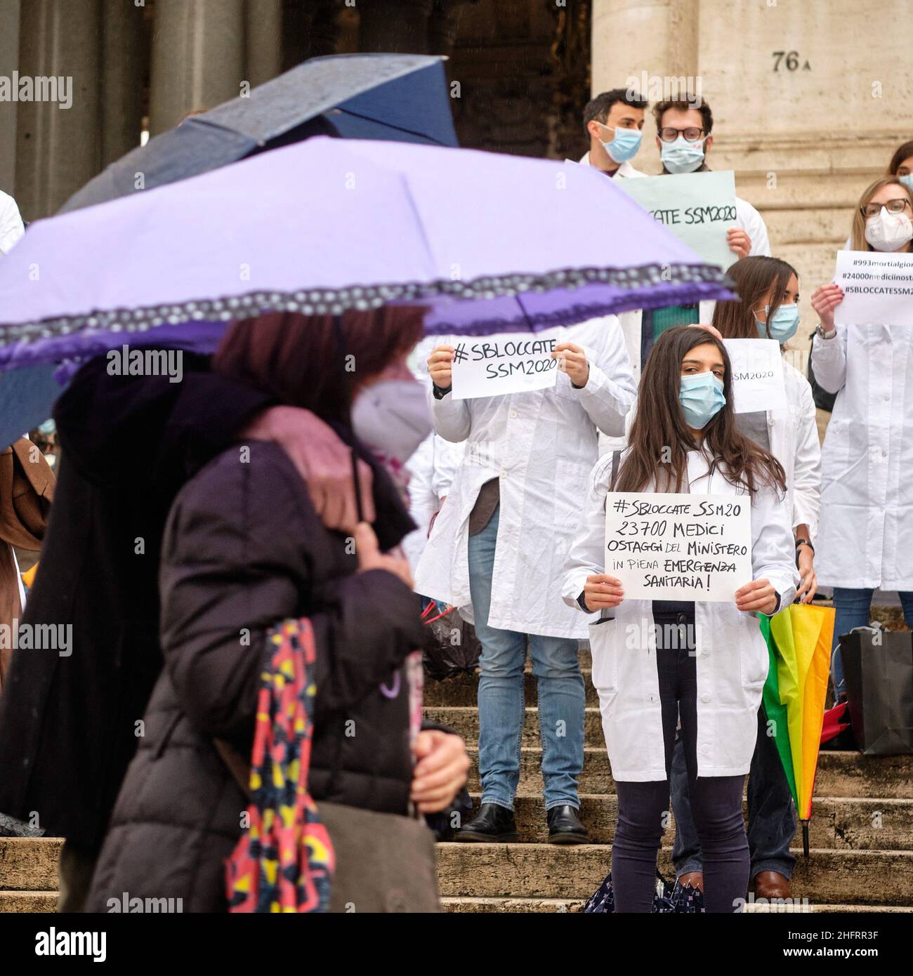 Mauro Scrobogna /LaPresse December 07, 2020&#xa0; Rome, Italy News Coronavirus, health emergency - resident doctors protest In the photo: protest in front of the Mystery of the school and university of young doctors against the blocking of the admission competition for doctors to specialization schools in the health area for the academic year 2019/2020 Stock Photo