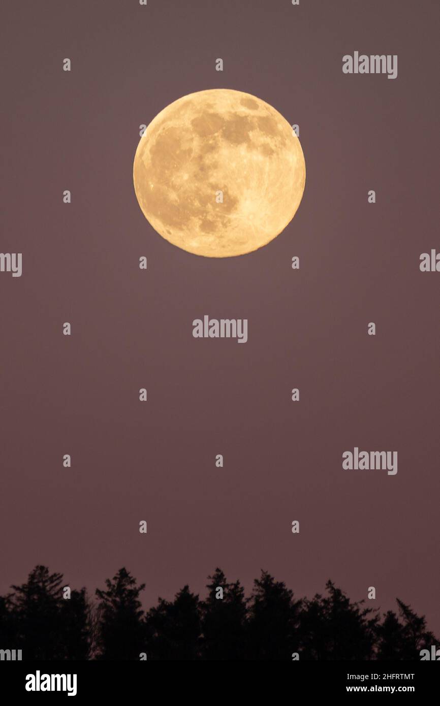 Aberystwyth, Ceredigion, Wales, UK. 17th January 2022  UK Weather: A clear sky for viewing the full wolf moon above Aberystwyth this evening. © Ian Jones/Alamy Live News Stock Photo