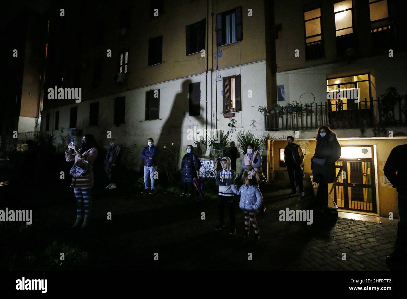 Cecilia Fabiano/LaPresse December 10, 2020 Rome (Italy) News Romeo and Juliet a Polpular Love, spectacle of the Citt&#xe0; Ideale Company of the Orologio tetre of Rome In the Pic: the spectacle in the courtyard of the popular residence in the Roman suburbs for supply the closure of theatre due to the covid 19 Stock Photo