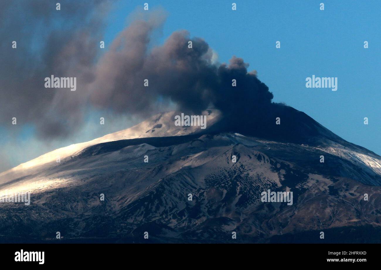 Foto Davide Anastasi/LaPresse14-12-2020 Catania, ItaliaCronacaL'Etna torna a farsi sentireNella foto: eruzione in corso sull'Etna, imbiancato dalla neve, che ha provocato una notevole emissione di cenereFoto Davide Anastasi/LaPresseDecember 14, 2020 Catania, ItalyNewsMount Etna erupts in Sicily Stock Photo