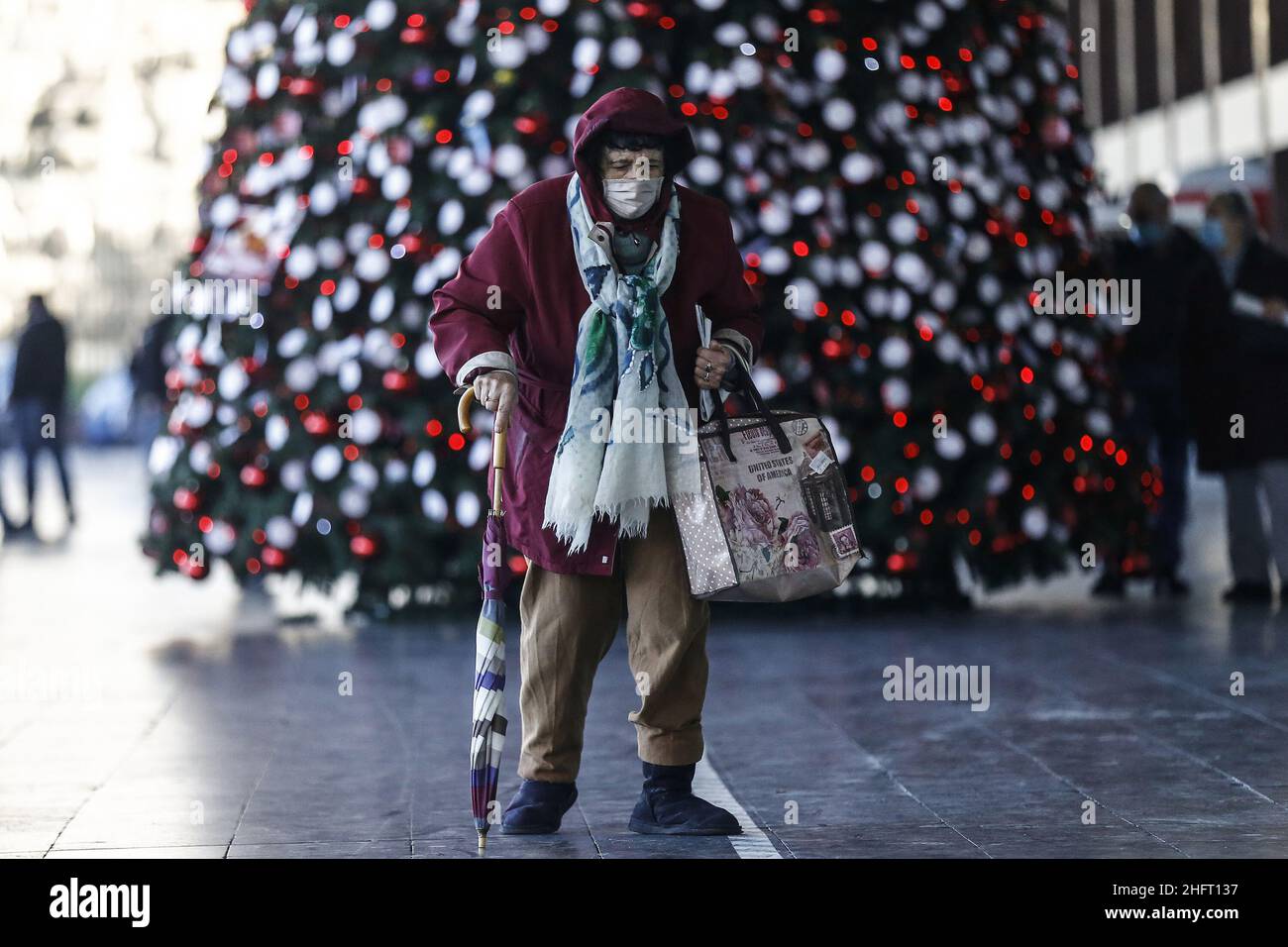 Cecilia Fabiano/LaPresse December 17 , 2020 Roma (Italy) News: Travel for Christmas time In the Pic : The passengers passing near the Christmas tree in front of Termini Station Stock Photo