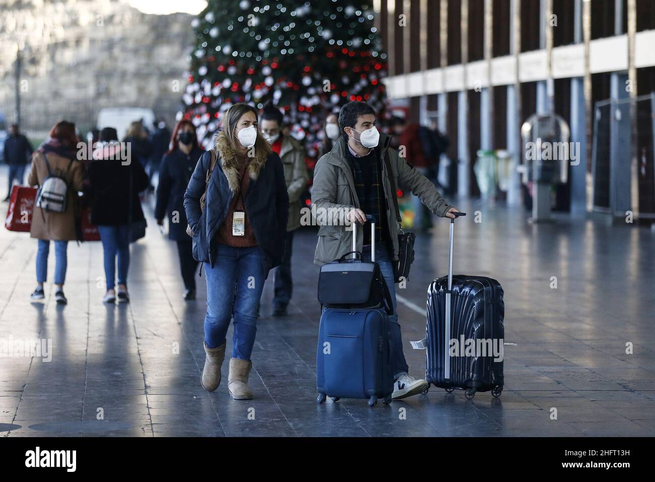 Cecilia Fabiano/LaPresse December 17 , 2020 Roma (Italy) News: Travel for Christmas time In the Pic : The passengers passing near the Christmas tree in front of Termini Station Stock Photo