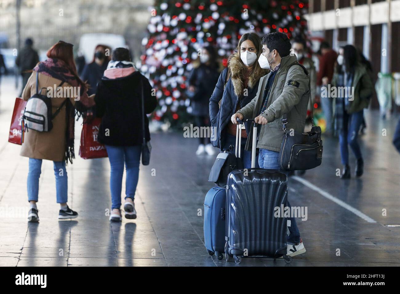 Cecilia Fabiano/LaPresse December 17 , 2020 Roma (Italy) News: Travel for Christmas time In the Pic : The passengers passing near the Christmas tree in front of Termini Station Stock Photo