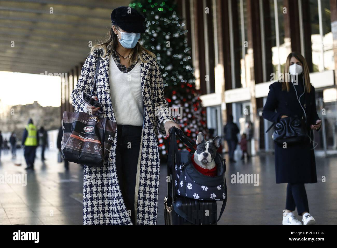 Cecilia Fabiano/LaPresse December 17 , 2020 Roma (Italy) News: Travel for Christmas time In the Pic : The passengers passing near the Christmas tree in front of Termini Station Stock Photo