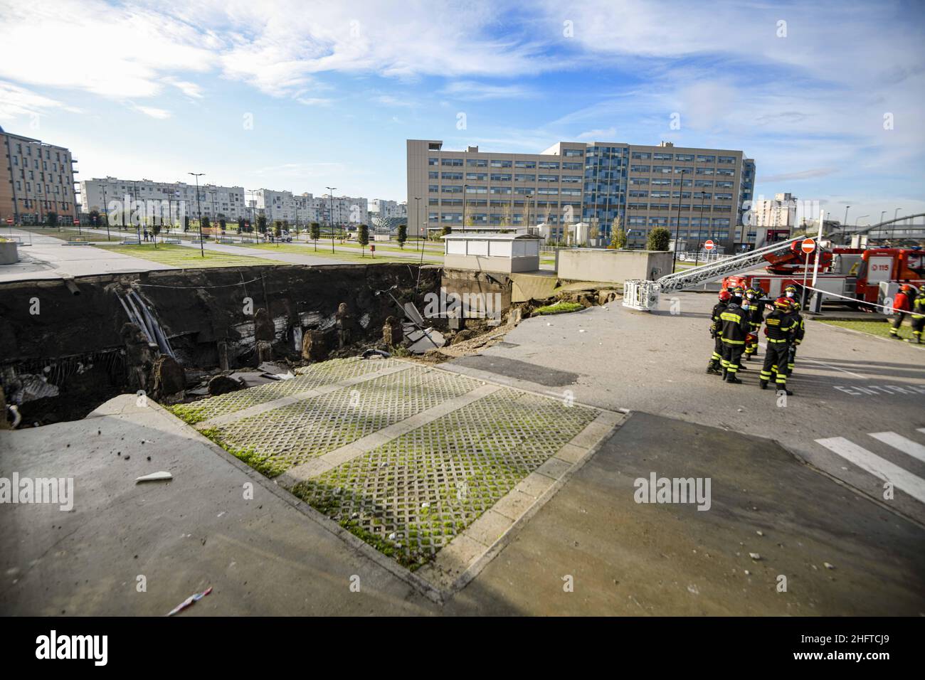 Alessandro Pone/LaPresse Naples 08 january 2021 Italy news Ospedale del Mare, Ponticelli. In the internal parking of the structure a maxi chasm of 50 meters by 50, at least 20 meters deep, has opened up, in which at least three cars have ended up. Carabinieri and firefighters on site. Stock Photo