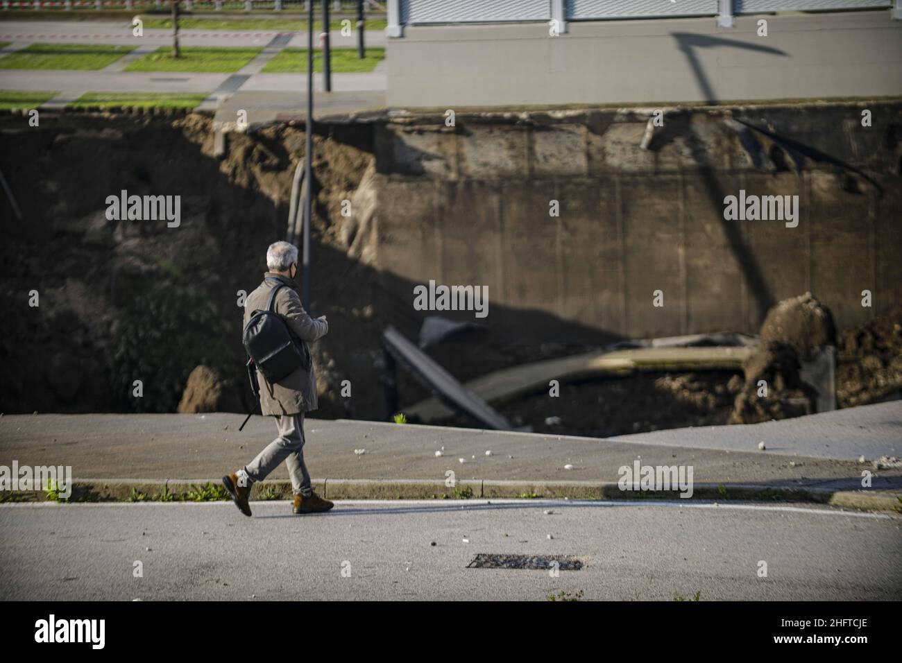 Alessandro Pone/LaPresse Naples 08 january 2021 Italy news Ospedale del Mare, Ponticelli. In the internal parking of the structure a maxi chasm of 50 meters by 50, at least 20 meters deep, has opened up, in which at least three cars have ended up. Carabinieri and firefighters on site. Stock Photo