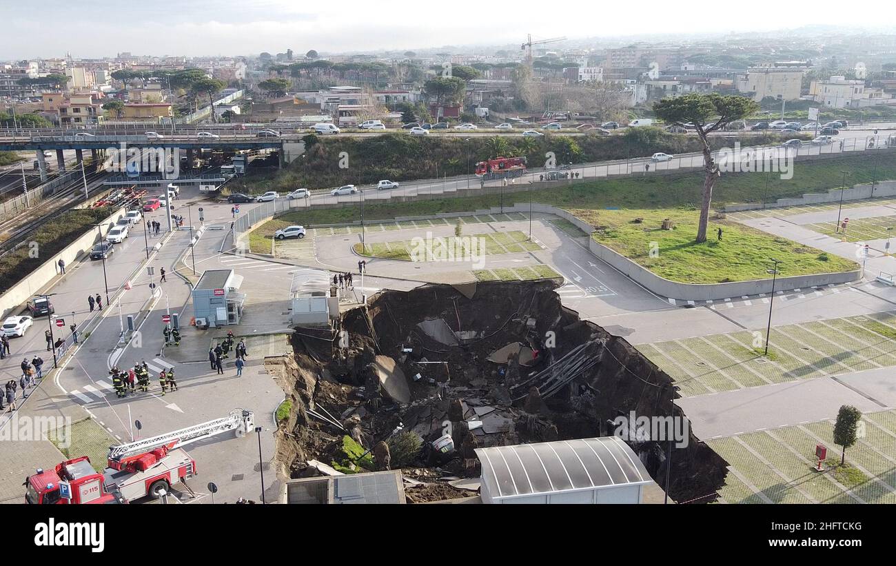 Alessandro Pone/LaPresse Naples 08 january 2021 Italy news Ospedale del Mare, Ponticelli. In the internal parking of the structure a maxi chasm of 50 meters by 50, at least 20 meters deep, has opened up, in which at least three cars have ended up. Carabinieri and firefighters on site. Stock Photo